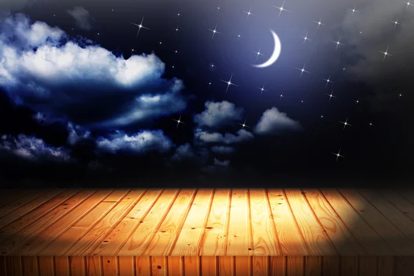 Υπόβαθρα νυχτερινό ουρανό με τα αστέρια και το φεγγάρι και σύννεφα. ξύλο — Φωτογραφία Αρχείου