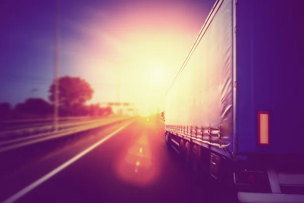 Lastbil på en motorväg — Stockfoto