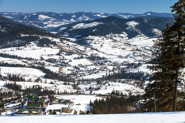Hermosas montañas de invierno, estación de esquí — Foto de Stock