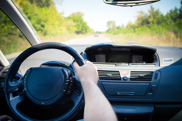 Carretera borrosa y coche, velocidad de movimiento de fondo — Foto de Stock