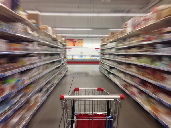 Einkaufen im Supermarkt. Einkaufswagen — Stockfoto