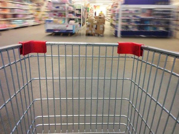 Winkelen in de supermarkt. Shoping winkelwagen — Stockfoto