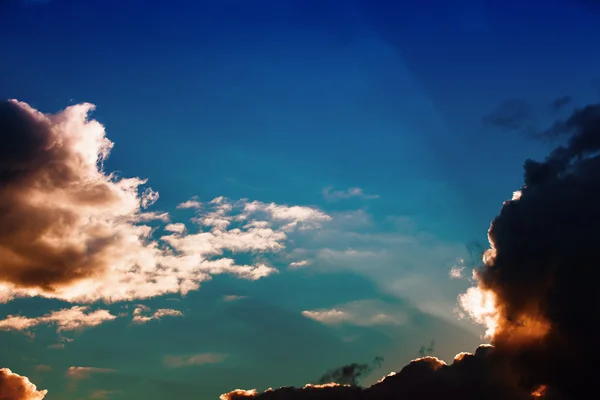 Blauwe lucht en wolken — Stockfoto