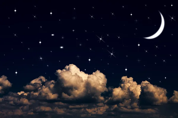 Cielo nocturno con estrellas y luna — Foto de Stock