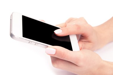 Boş ekranda beyaz backgro ile beyaz Smartphone tutan el