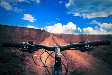 Dağ bisikleti hızlı bisiklet üzerinde azalan tepeden aşağı. Üzerinden görüntülemek