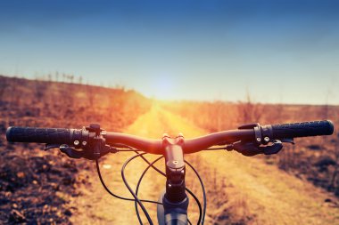 Dağ bisikleti hızlı bisiklet üzerinde azalan tepeden aşağı. Üzerinden görüntülemek