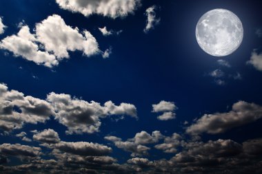 Yıldızlı ve aylı gece gökyüzü