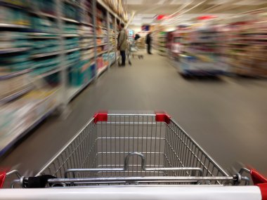 süpermarkette alışveriş. shoping arabası