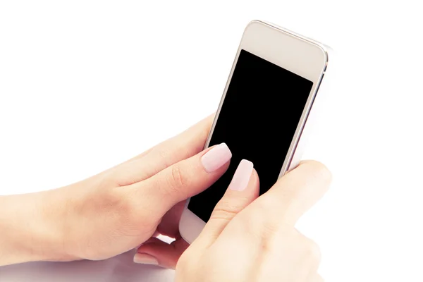 Рука тримає білий смартфон з порожнім екраном на білому фоні — стокове фото