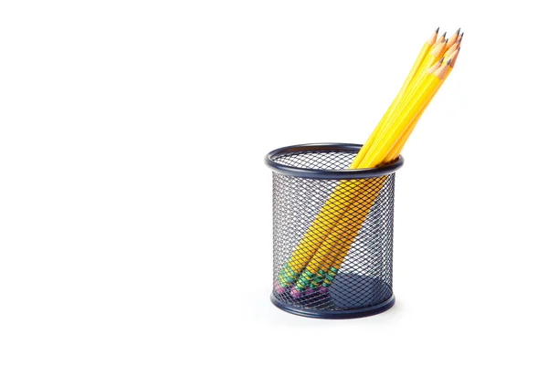 Crayons de plomb dans un pot en métal sur fond blanc — Photo