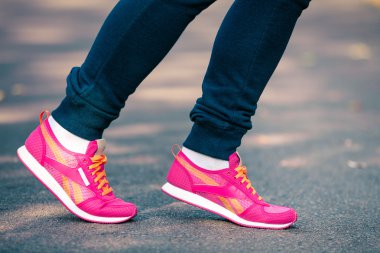 atletik bir ot ayağa çifti