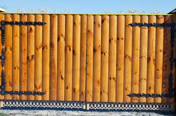 Закрытые деревянные ворота фон — стоковое фото