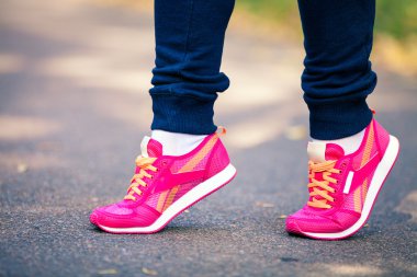 atletik bir ot ayağa çifti