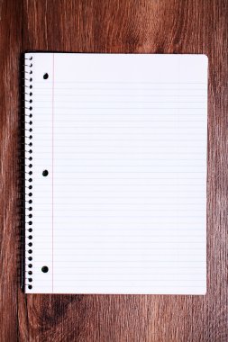 ofis ahşap masa üzerinde kalem