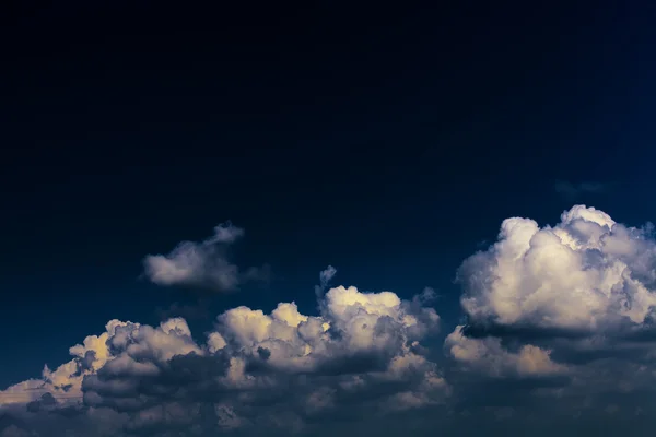 Ciel nocturne avec étoiles et lune — Photo