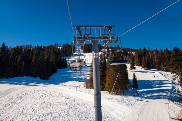 Hermosas montañas de invierno, estación de esquí — Foto de Stock