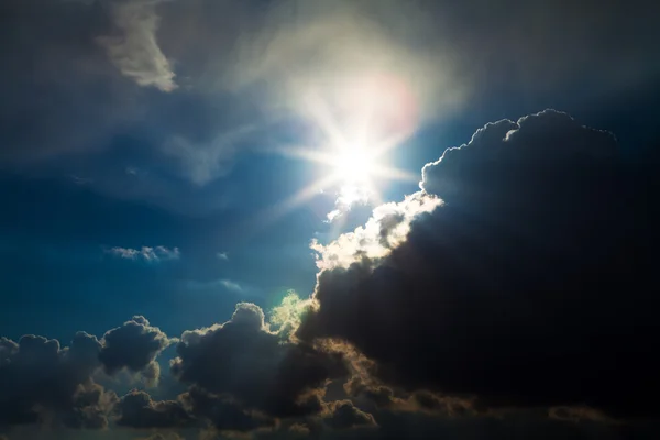 Cielo blu con nuvole e sole — Foto Stock