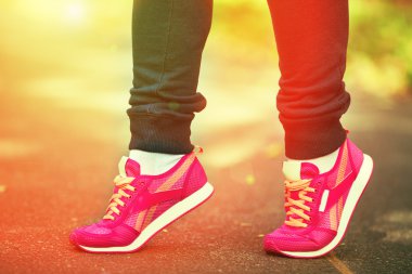 atletik bir ot ayağa çifti