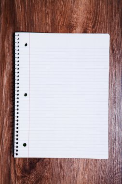 ofis ahşap masa üzerinde kalem