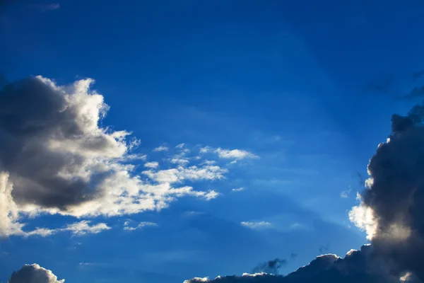 Céu azul com nuvens e sol — Fotografia de Stock