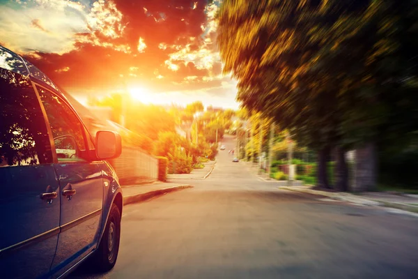 Carretera borrosa y coche — Foto de Stock