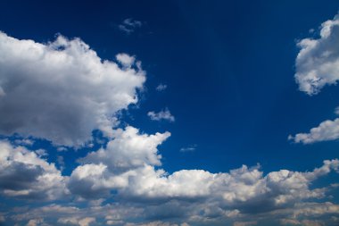 Mavi gökyüzü ile beyaz ve gri bulutlar