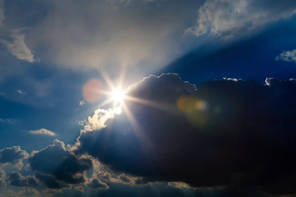 Ciel bleu avec nuages blancs et gris — Photo