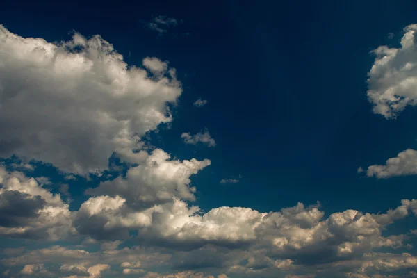 Голубое небо с белыми и серыми облаками — стоковое фото