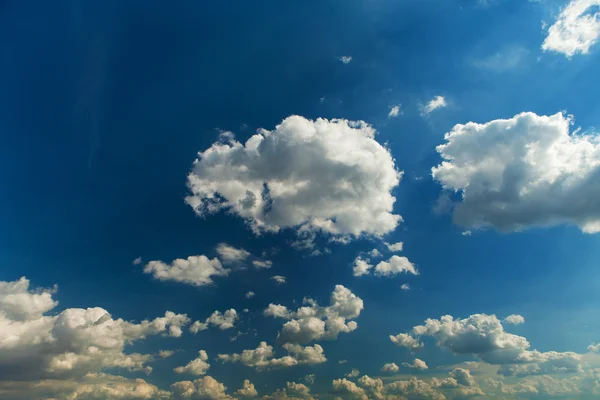 白と灰色の雲と青空 — ストック写真
