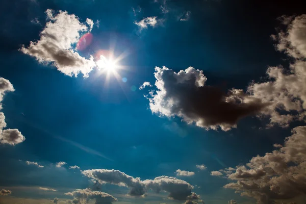 Ciel bleu avec nuages blancs et gris — Photo