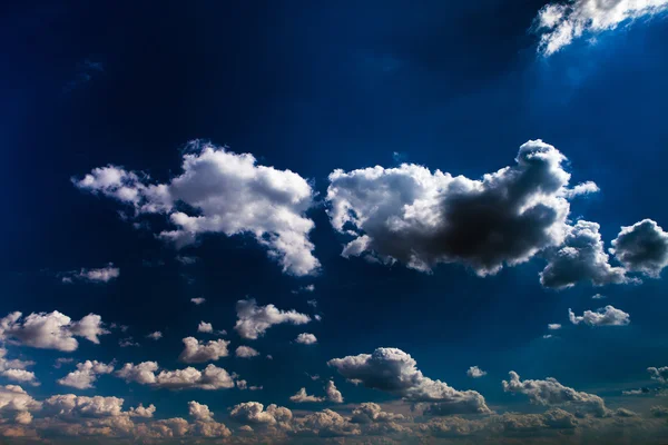 Modrá obloha s bílými a šedými mraky — Stock fotografie