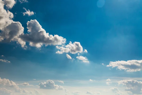 Blauwe hemel met witte en grijze wolken — Stockfoto