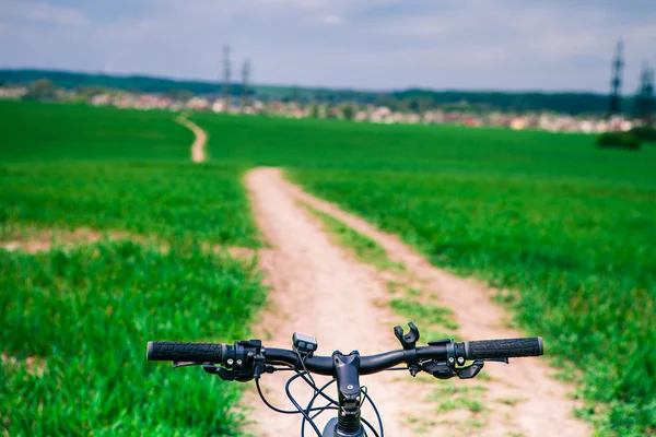 Mountain biking down — Stock Photo, Image