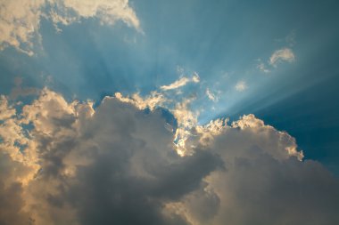 Mavi gökyüzü ile beyaz ve gri bulutlar