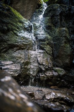 taşlar nehir akıyor