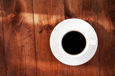 Tahta bir masada bir fincan kahve..