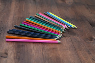 kahverengi ahşap masa arka plan üzerinde renkli kalemler