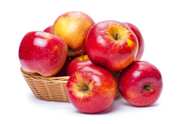 Manzanas en una canasta sobre fondo blanco —  Fotos de Stock