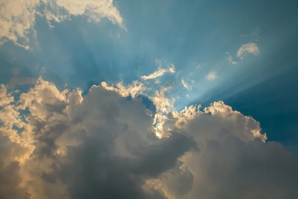 Ciel bleu avec nuages blancs et gris — Photo