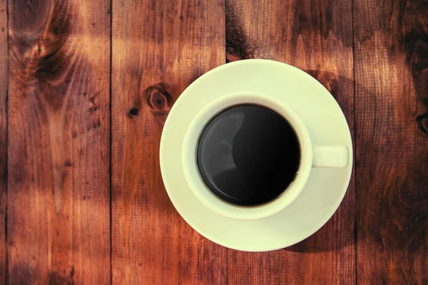 Tahta bir masada bir fincan kahve..