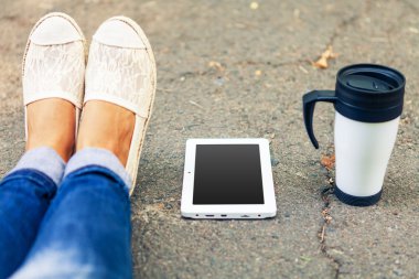 Dışarıda bir uçak tablo yatıyor