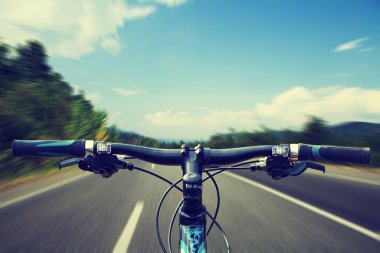 Dağ bisikleti hızlı bisiklet üzerinde azalan tepeden aşağı. Üzerinden görüntülemek