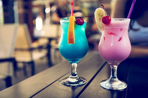 Isolierter Cocktail auf einem Hintergrund eines Cafés — Stockfoto