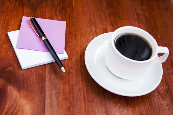 커피와 브라운에 노트와 펜 빈 흰색 도자기 컵 — 스톡 사진