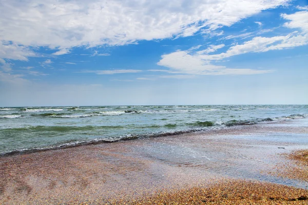 Голубое небо, солнце и море — стоковое фото