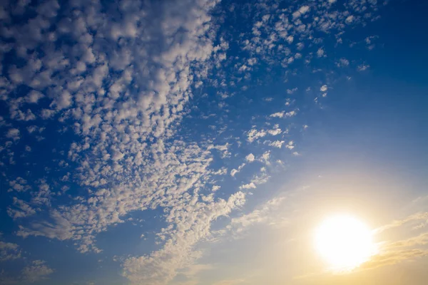 Blå himmel med hvide og grå skyer - Stock-foto