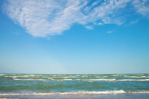 蓝蓝的天空、 阳光和大海 — 图库照片