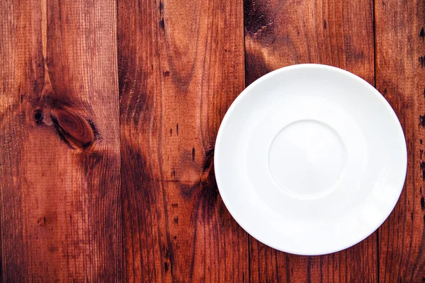 Placa branca na mesa marrom de madeira — Fotografia de Stock
