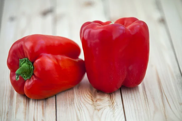 Pimentos de sino coloridos na mesa de madeira — Fotografia de Stock